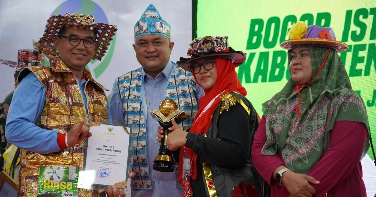 Pemkab Bogor Raih Rekor MURI Melalui Pameran Kerajinan Daur Ulang Desa Terbanyak
