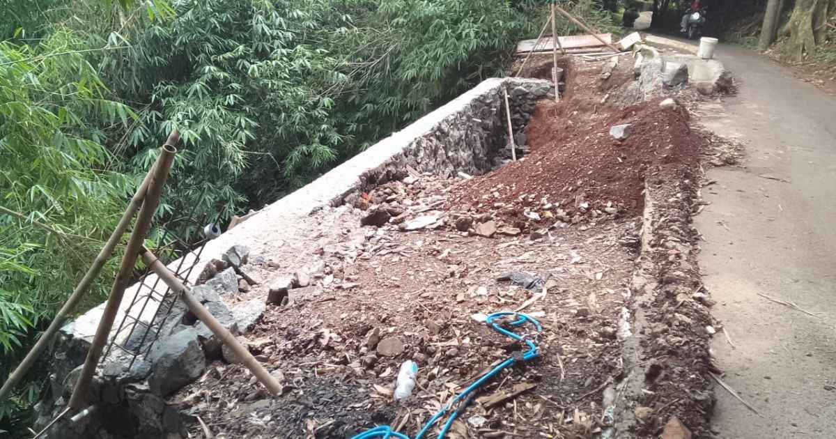 Anggaran Fantastis Pembangunan  Proyek TPT di Desa Waringin  Diduga  Asal-Asalan.