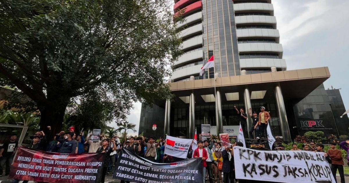 GERUDUK KANTOR KPK : KOSASI DESAK KPK USUT TUNTAS 