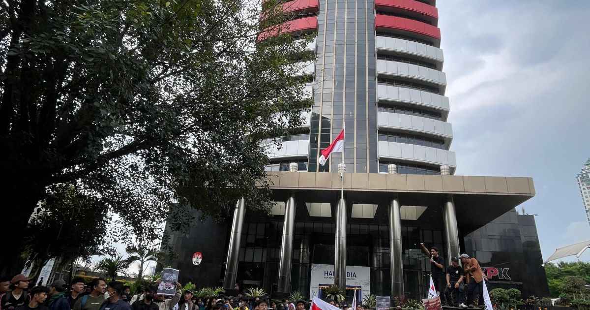 RATUSAN MAHASISWA KEPUNG KPK MINTA USUT TUNTAS DUGAAN KORUPSI GATOT NURMANTYO.