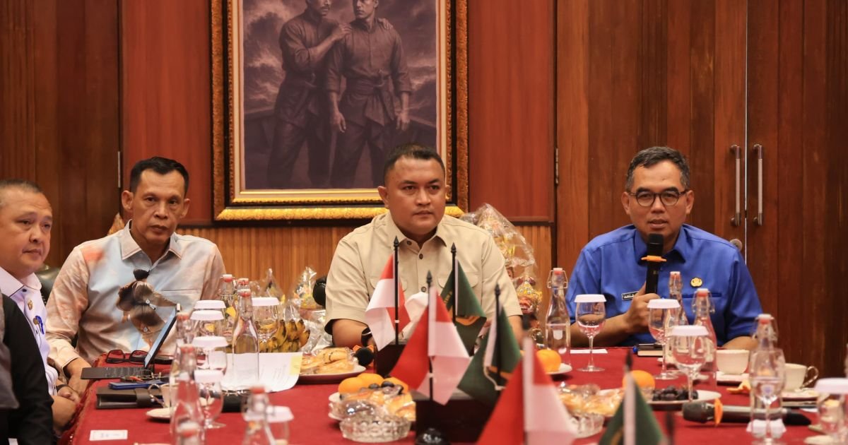 Ket Foto: Dari kiri,Wakil Bupati,Bupati Bogor dan Sekda (Rapat PHRI Selasa 13/01/2026)di Pendopo Bupati Bogor