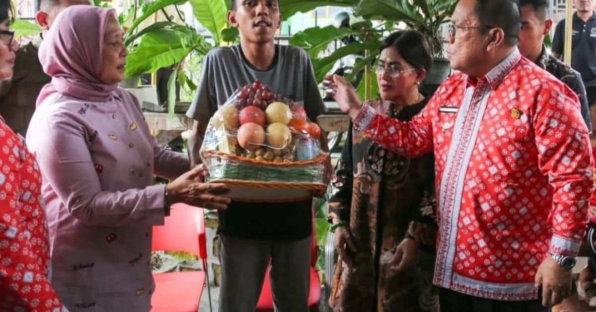 Dalam Kunjungannya, Wali Kota Wesly dan Ketua TP PKK Ny Liswati Beri Semangat kepada Penyandang Disabilitas Korban Pengeroyokan