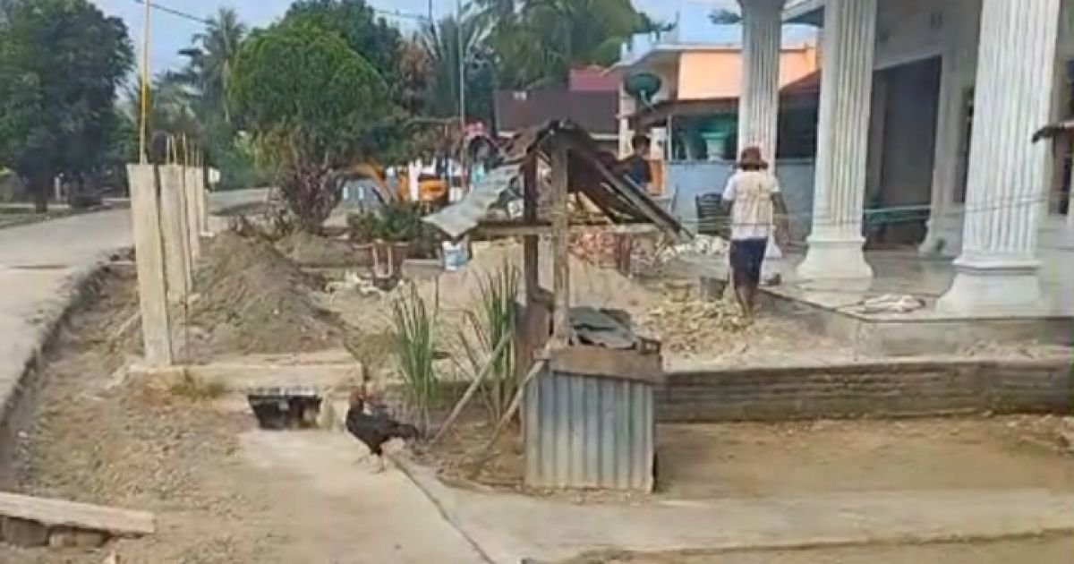 Diduga Kades Bangun Pagar Rumah Langar Sepadan Jalan ?
