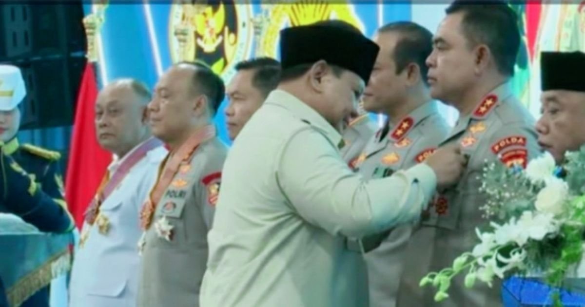 Kapoldasu Irjenpol Wisnu Hermawan Febianto Dianugerahi Tanda Kehormatan Satyalencana Wira Karya