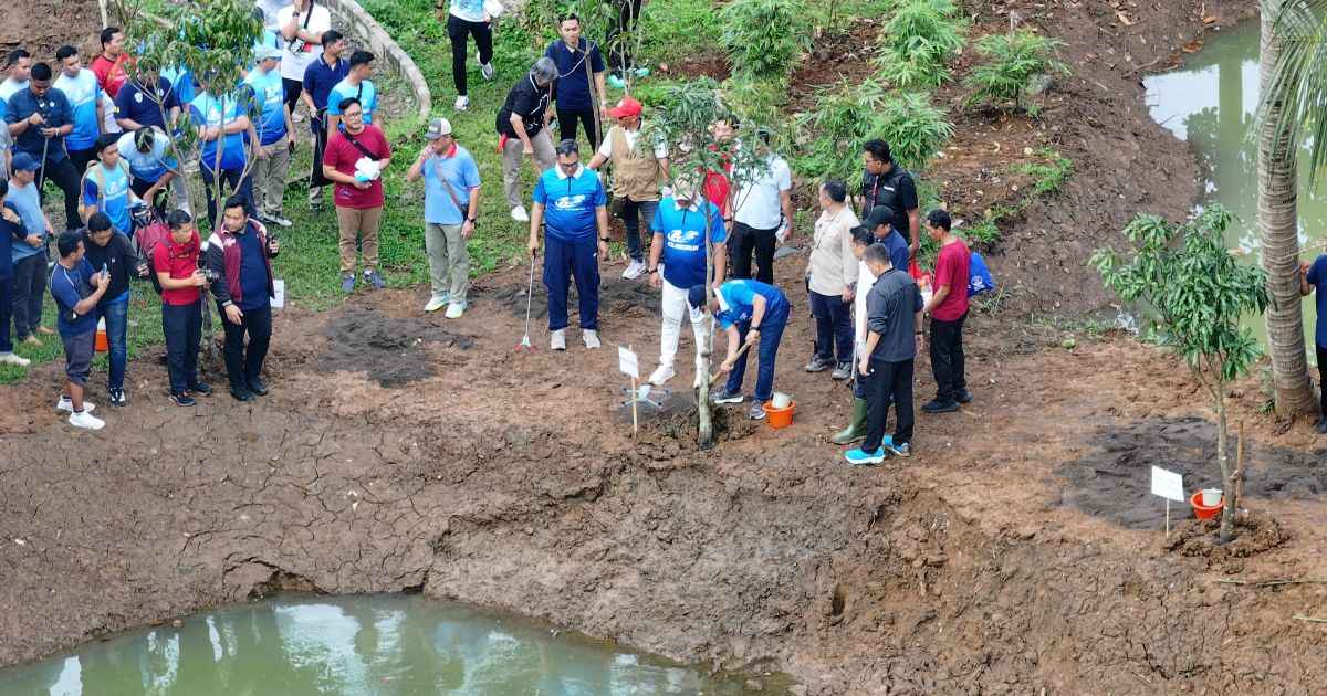 Bupati Bogor dan Menteri LH Penanaman Pohon Di Hutan Kota Tegar Beriman