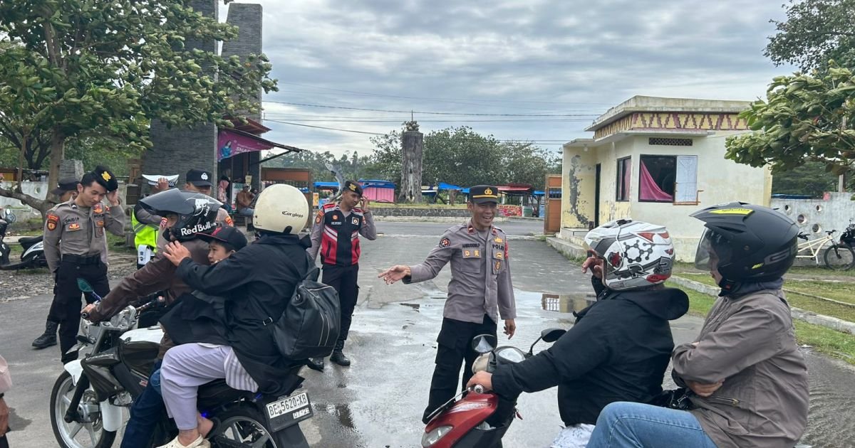 Ket Foto  : Petugas Polres Pesisir Barat Krui Berikan Himbauan Kepengunjung Pantai Labuhan Jukung Untuk Tetap Jaga Keselamatan demi Kenyamanan