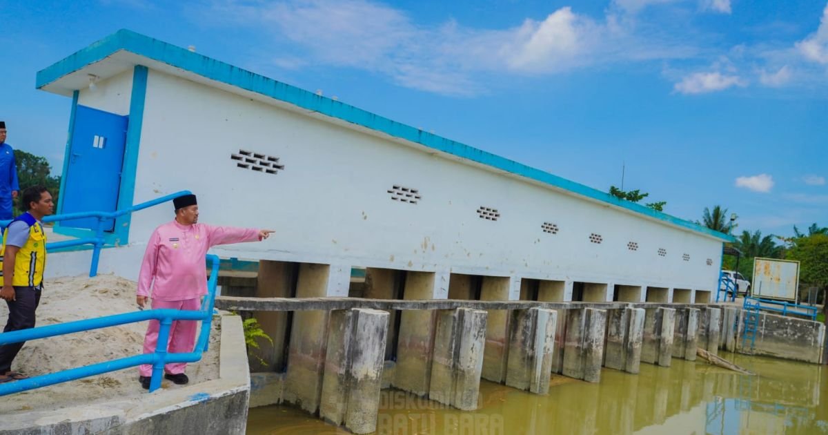 Bupati Baharuddin Tinjau Langsung Pembangunan Penahan Tanah Dan Bendungan Tanah Merah