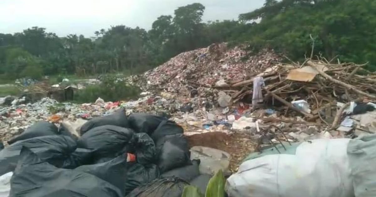 Ket Foto  :  Tumpukan Sampah Tempat Pembuangan Sampah Ilegal di Kampung Parung Pinang Desa Ciangsana, Kecamatan Gunung  Putri, Kabupaten Bogor Tengah Menjadi Perhatian Soroton Publik.rnKritik Untuk Kebaikan (foto dok Kabarindoraya.com)taofik