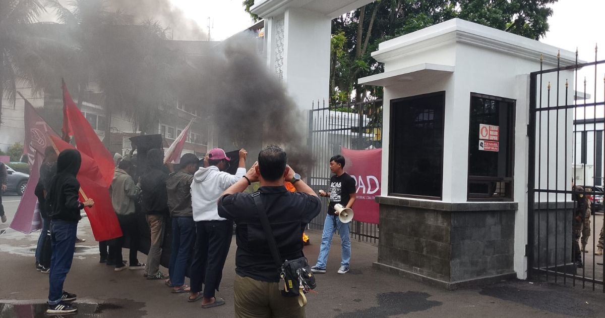 Bakar Ban di Depan Kejari, Massa Desak Tangkap Oknum DPRD Terduga Perampas Aset Daerah