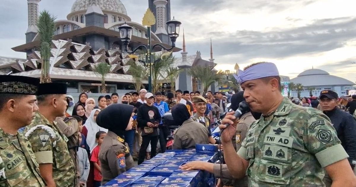 Jajaran Kogartap II/Bdg berbagi Takjil untuk pengguna jalan