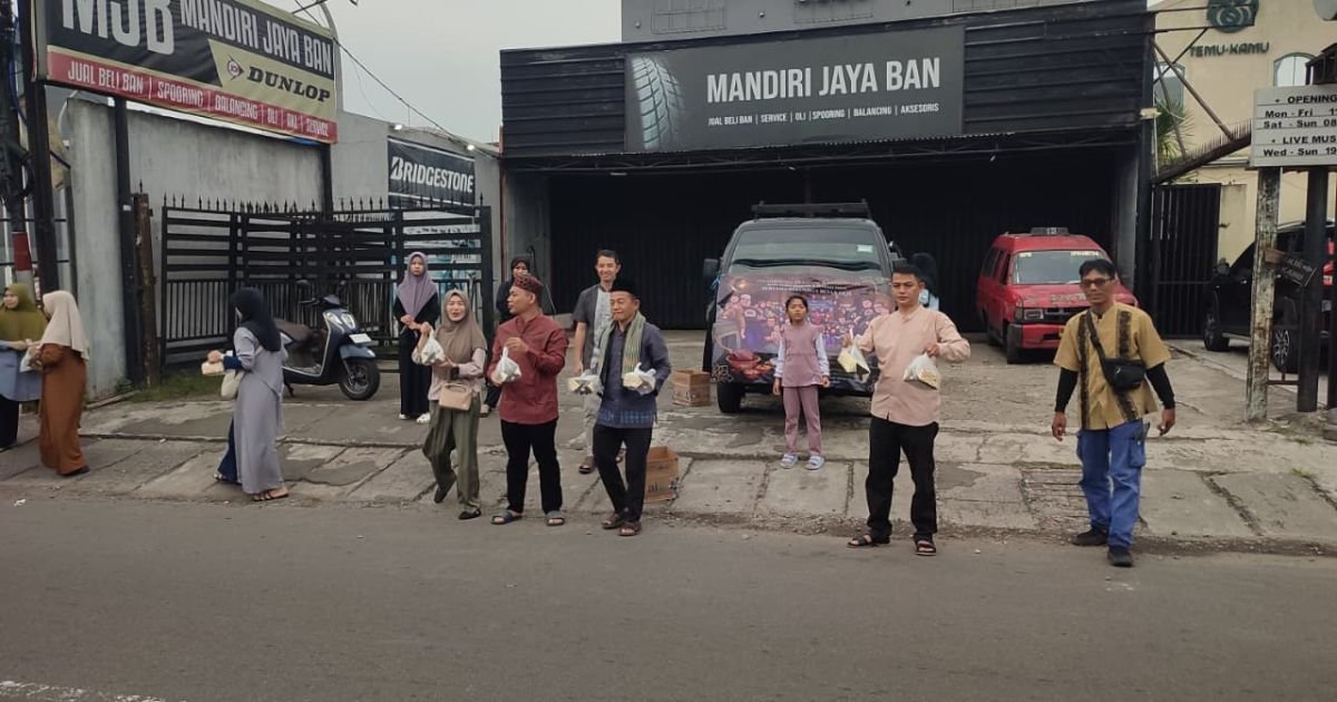 Tak Pulang Kampung, Perantau Semende Justru Bagi-Bagi 500 Takjil di Jalan Raya Bogor