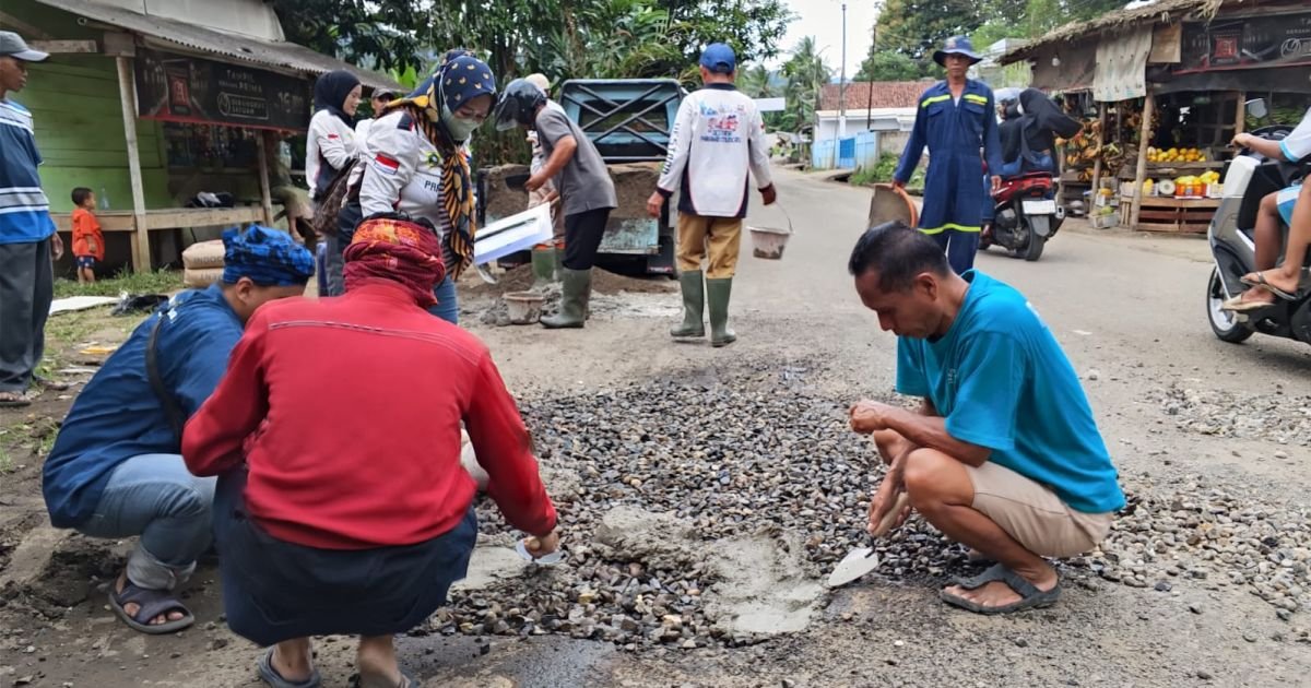 Hebooh warga bogor barat bersama FKBP Bogor Barat, menggalang dana tambal jalan ace Tabrani nanggung