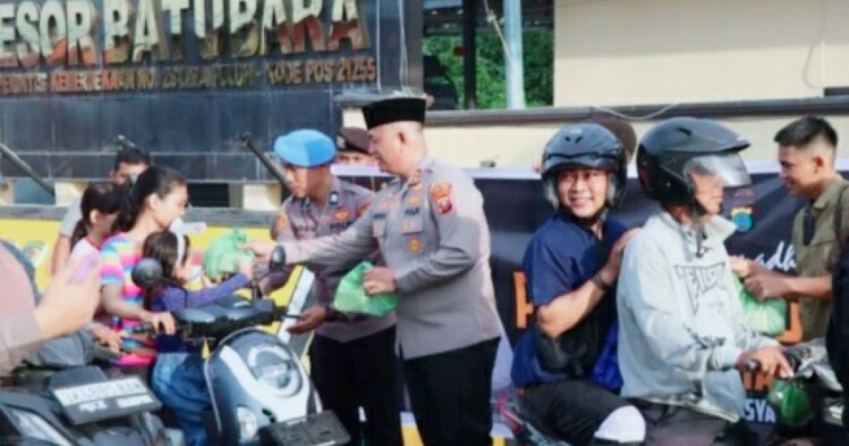 Dibulan Suci  Ramadhan 2026 Kapolres Batu Bara Berbagi Takjil Ke Masyarakat Yang Melintas