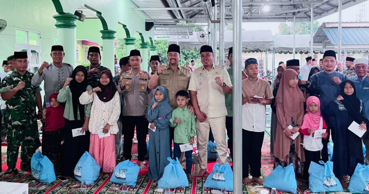 Safari Ramadan ke - 7 Di Desa Laut Tador, Bupati Baharuddin Serahkan Bantuan untuk Masjid Dan Anak Yatim