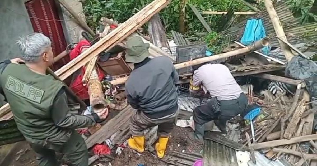 Hujan Lebat Mengguyur Cinagara, Dapur Rumah Yuyun Ambruk