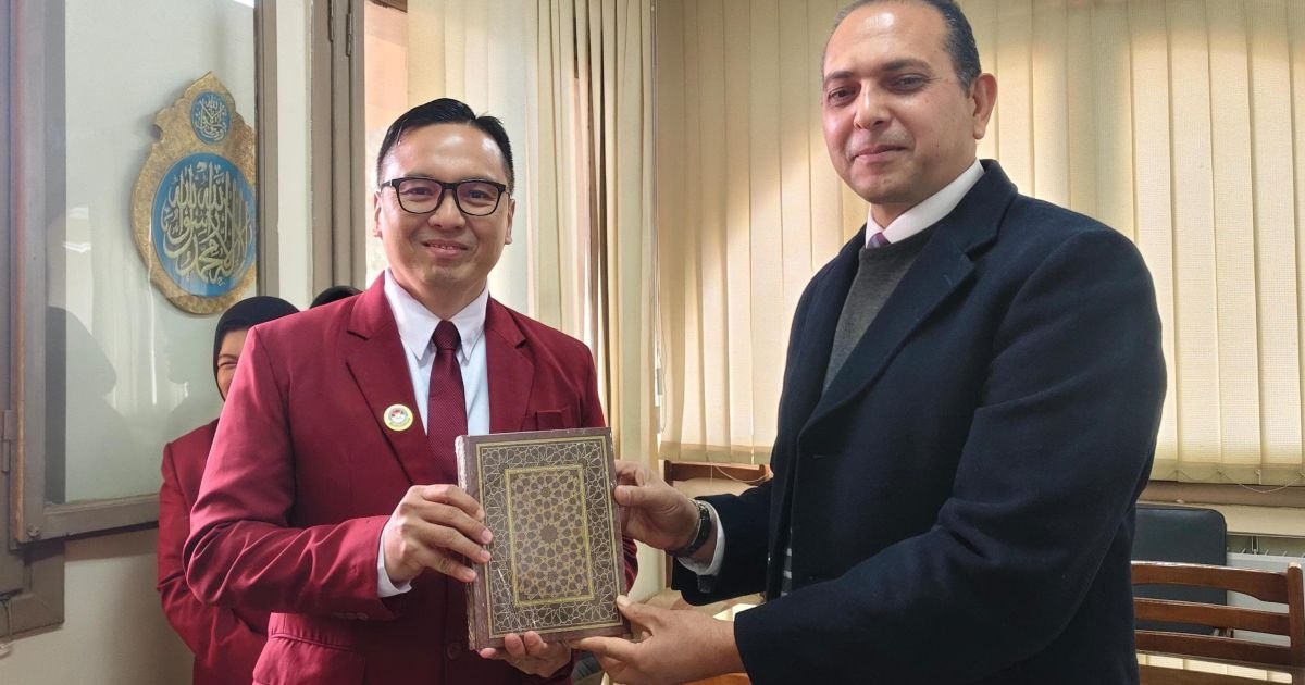 Ket Foto  : Alma Wiranta, Kepala Bagian Hukum dan HAM Setda Kota Bogor dengan Dekan Fakultas Bahasa Universitas Al Azhar Kairo