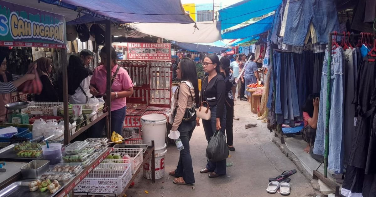 Jelang Hari Raya 1446 H , Pedagang Di Pasar Pajak Horas  Penjualan Masih Sepi