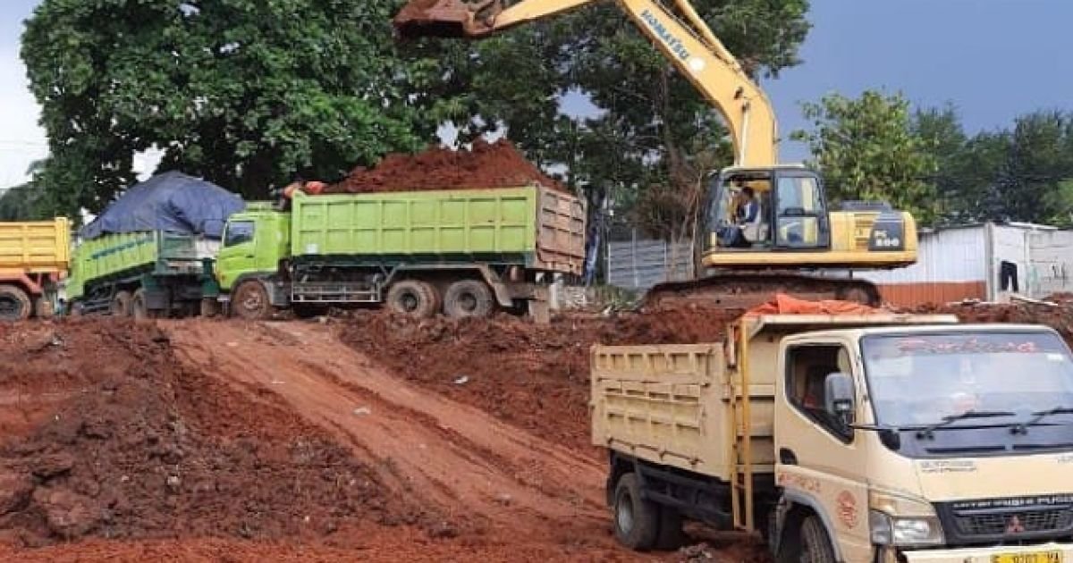 Ket Foto  : Terlihat Aktifitas Kendaraan Tambang / Galian C Diduga belum kantongi Izin, Diduga Dibekingi Oknum  Polri