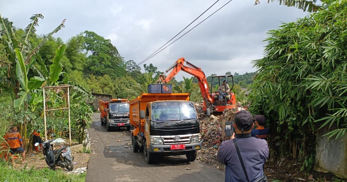 Pemkab Bogor Kerahkan Puluhan Truk Sampah dan Alat Berat Tangani Tumpukan Sampah Liar Di Desa Cikopo