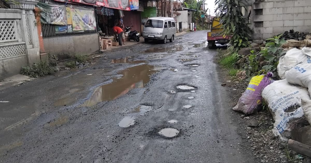 Akses Vital di Ciampea- Cibungbulang Rusak dan Berlubang, Warga Minta Perbaikan