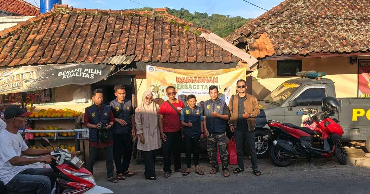 Karang Taruna Kecamatan Sukajaya Bagikan Takjil di Pertigaan Pospol Jalan Cagak, Semarakkan Ramadhan 1447 Hijriah