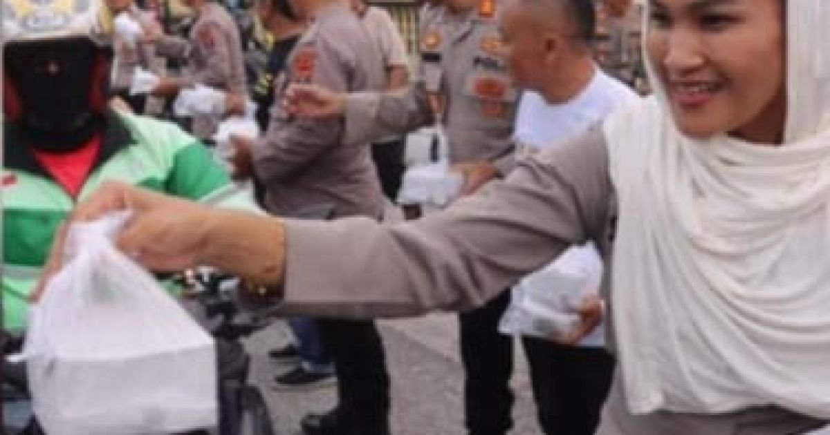 Jelang Berbuka Puasa Polres Pematangsiantar Berbagi Takjil Dengan Masyarakat