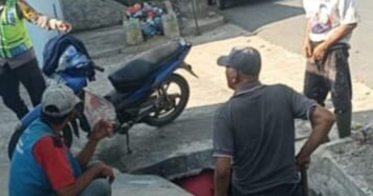 Bhabinkamtibmas Polsek Siantar Martoba Monitoring Pembersihan Draenase Antisipasi Banjir