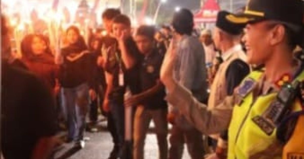 Kapolres Pematangsiantar Pimpin Pelepasan Pawai Obor Takbir Keliling Malam Idul Fitri 1447 H