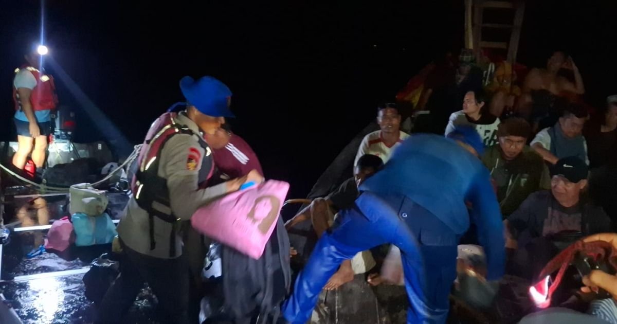 64 Wisatawan  Penumpang Kapal Karam Di Pulau Salah Nama Dievakuasi Hingga Subuh