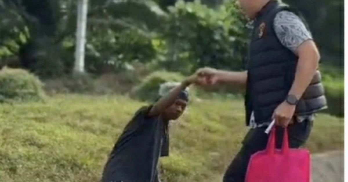 Kanit Tipiter Polres Batu Bara Ipda M Alif Zhafar Ghali Peduli Masyarakat Lansia Dalam Jum\'at Berkah