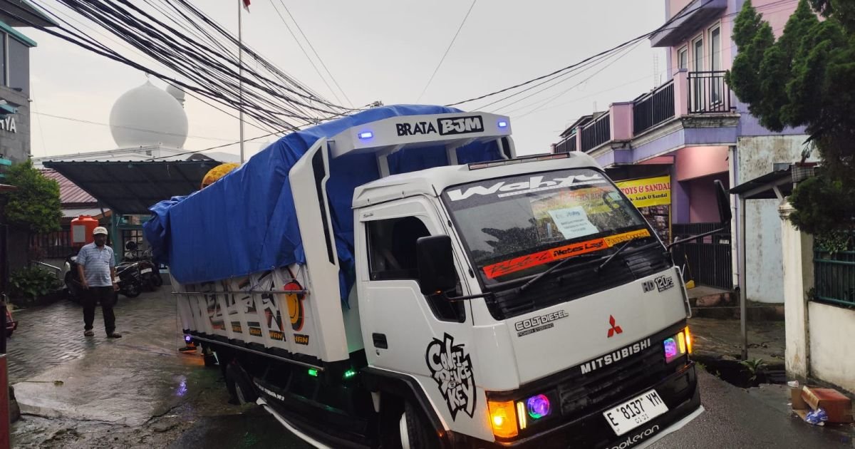 Truk Bansos Terperosok di Pondok Karya, Jalan Bonjol Lumpuh Total