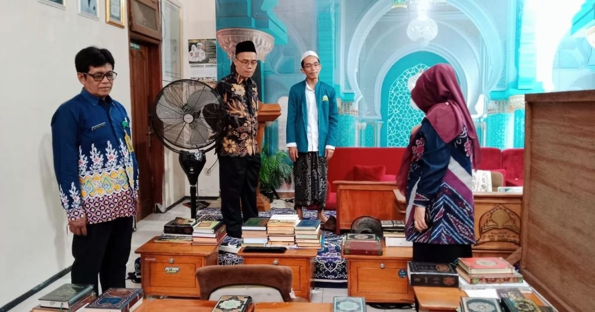 Ket  Foto :  Kepala Bidang Pontren Kanwil Jateng mengecek satu persatu Kitab Kuning rujukan MDT Ulya Raudlatul Muhibbin