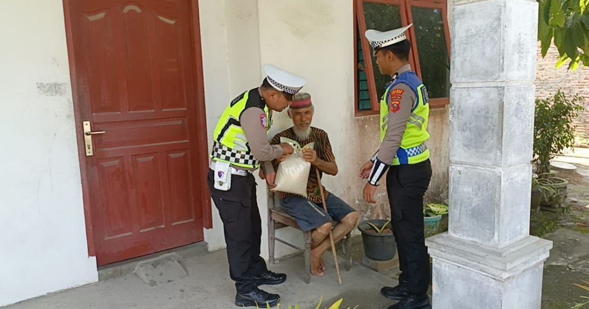 Satlantas Polres Batu Bara Gelar Aksi Sosial Bagi Sembako Ke Masyarakat