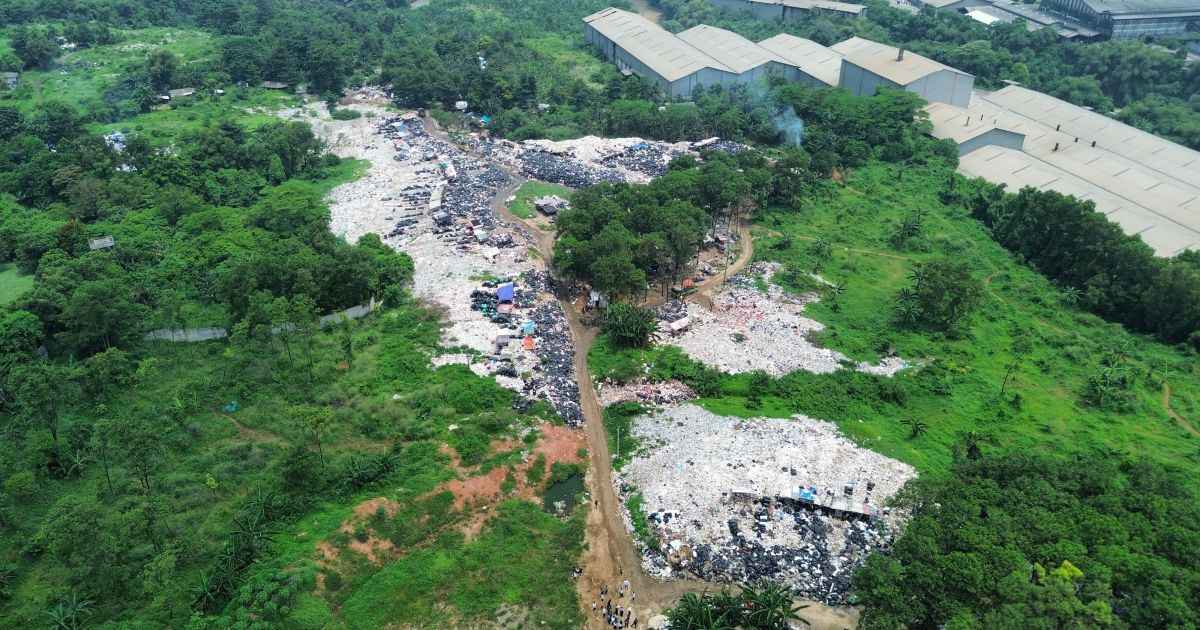 Pemkab Bogor Segel Lokasi Pembuangan Sampah Liar di Desa Kembang Kuning