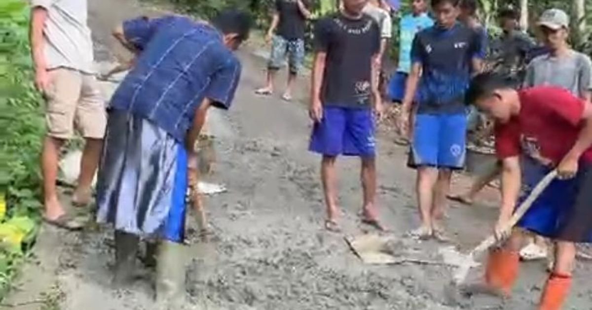 10 Tahun Terabaikan, Warga Pongkor Aksi Tambal Jalan Berlubang Desak Pemkab Bogor Kemana?