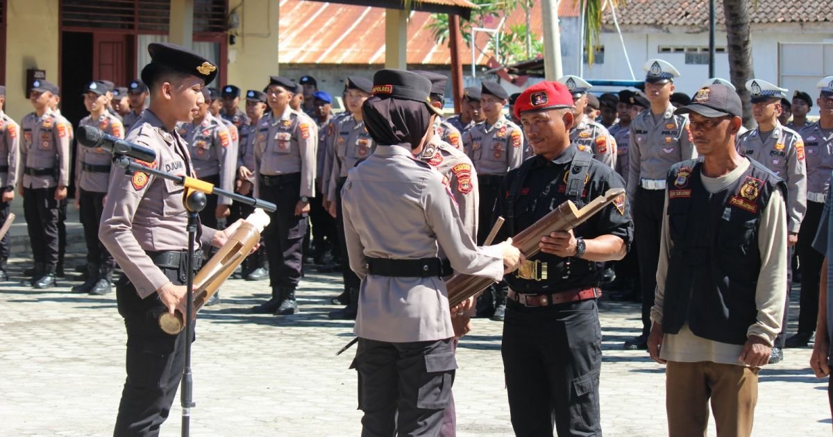 Kapolres Pesisir Barat Pimpin Apel Sabuk Kamtibmas Bersama Masyarakat