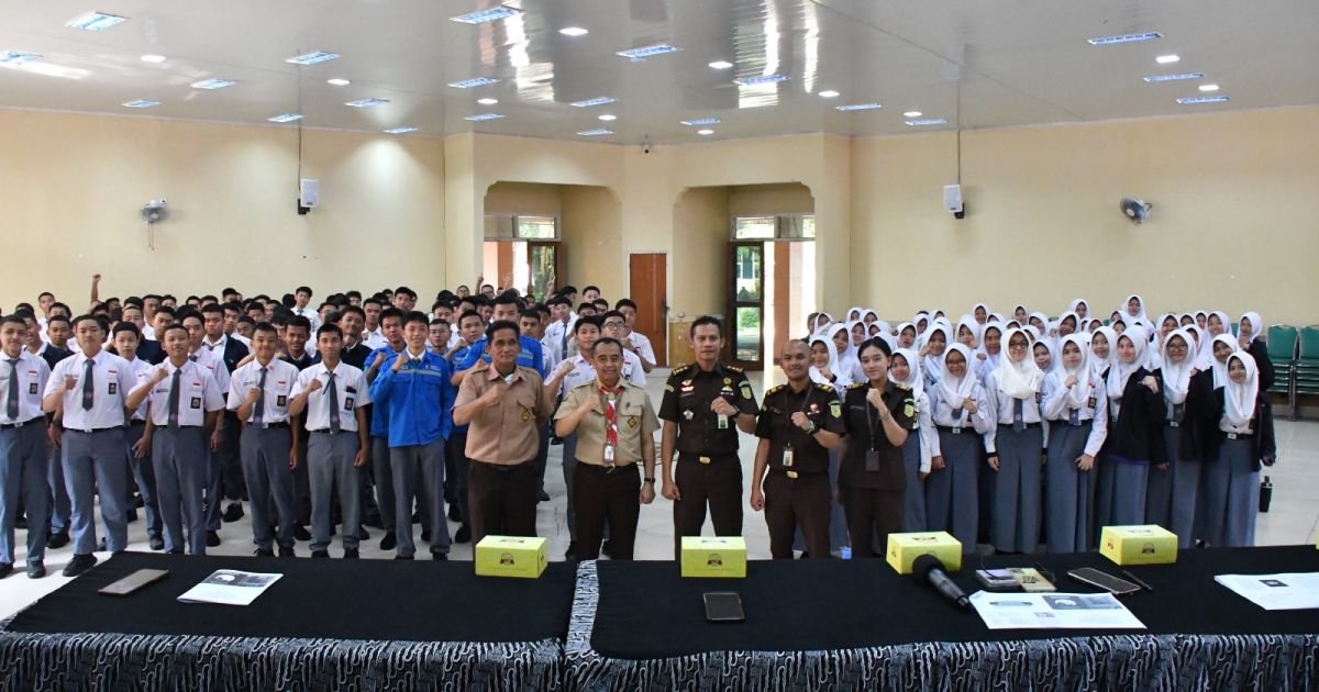 Kejaksaan Tinggi Jawa Barat Melaksanakan Kegiatan Penyuluhan Hukum Jaksa Masuk Sekolah (JMS)di SMKN 1 Cimahi