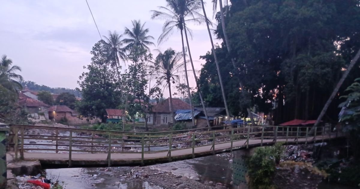 Dikala Pajar dan Menjelang Senja Jembatan Cintamanik Terancam Ambruk