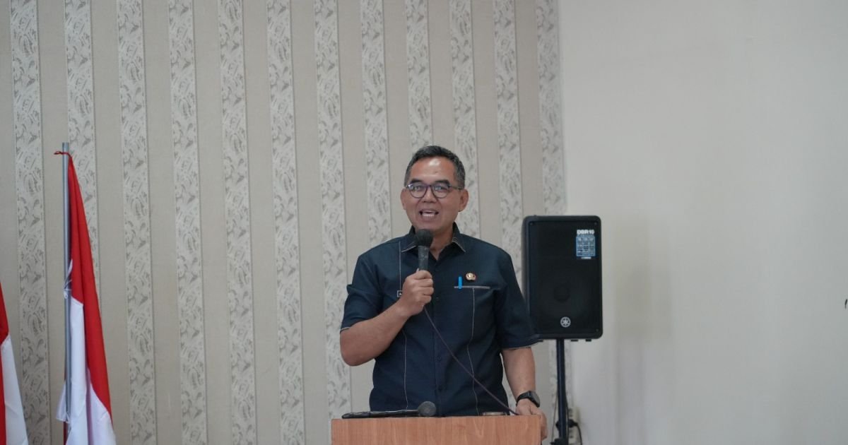 Ket Foto  : Sekda Kab Bogor  Ajat Rochmat Jatnika Saat Membuka Kegiatan Pelatihan Kepemimpinan Administrator (PKA), di Megamendung, Selasa (14/4)