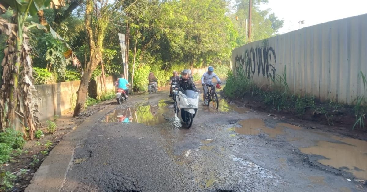 Jalan Ruksak dan Berlubang di Pintu Gerbang Bogor : Dua Kepala Desa Malu yang Tak Tertutup Aspal!