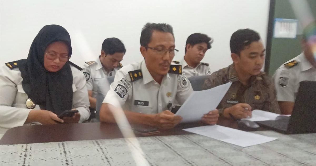 Ket  Foto  : Kedua belah pihak saat melakukan mediasi di PN Tipikor Serang.