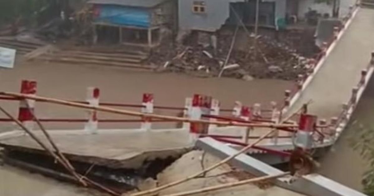 Diduga Kontruksinya Asal Asalan Jembatan Gobang  Rumpin Ambruk Dihantam Arus Sungai