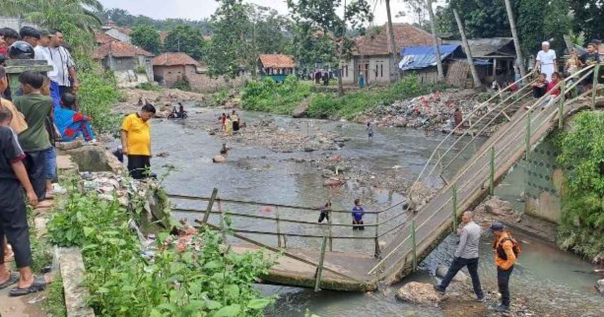 Darurat! Jembatan Desa Cintamanik Tak Bisa Digunakan, Warga Resah : Polisi Turun Tangan Beli Dua Pohon Kelapa