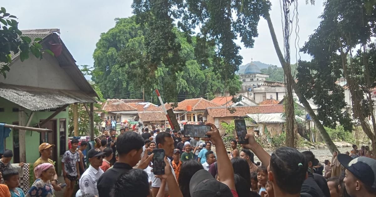 Jembatan Desa Cintamanik Ambruk, Wabup Bogor Jaro Ade Turun Tangan: Disambut Antusias Warga