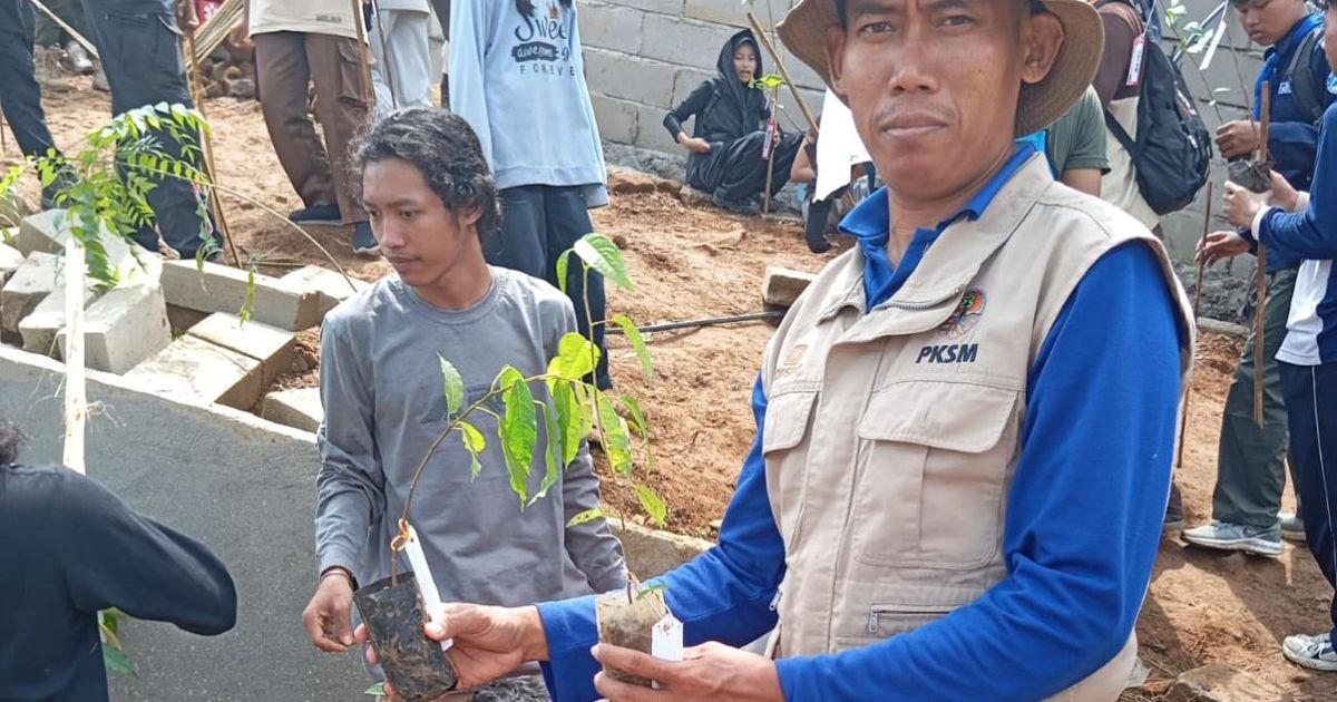 Ketua LSM Turun Gunung, Ikut Tanam Pohon di Pulosari