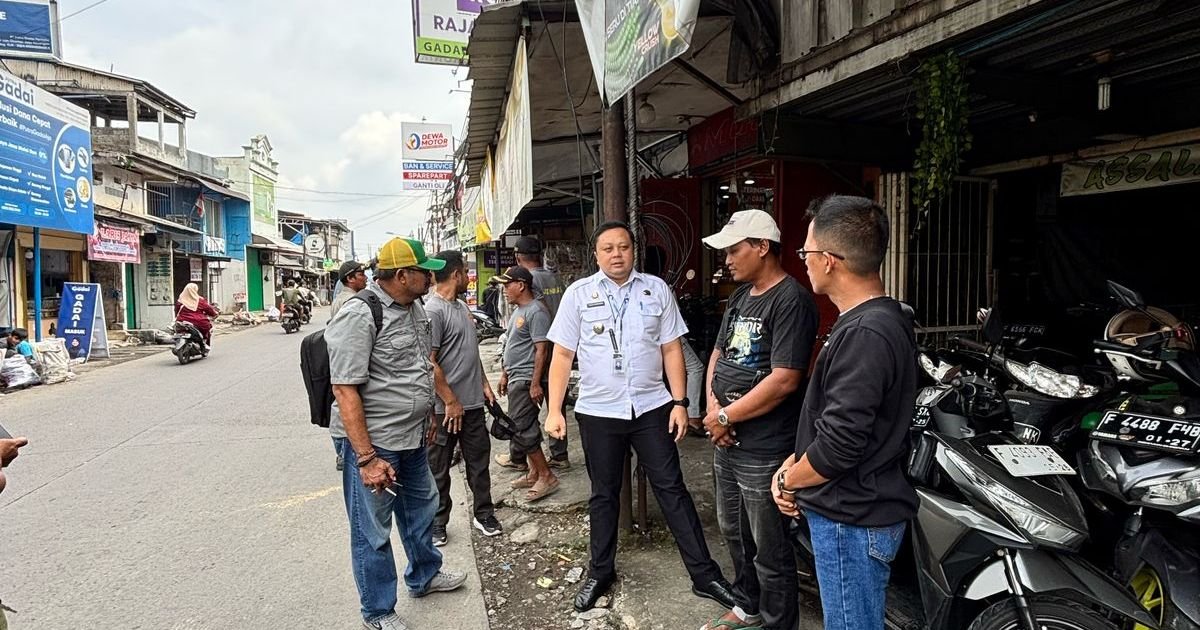 Ket Foto  : Camat Bojonggede, Tenny Ramdhani Sedang Kontrol Normalisaai Saluran Irigasi (Senin 20 April 2026)