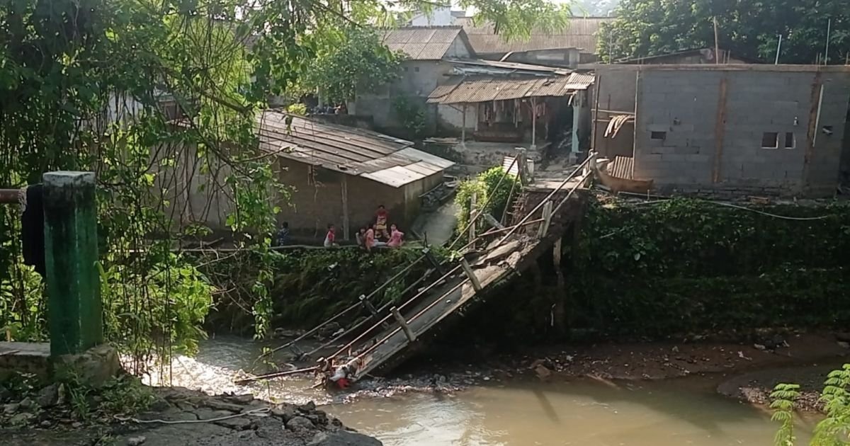 Hujan Lebat Picu Jembatan Ciomas Ambruk, Warga Harus Lewat Jalur Alternatif