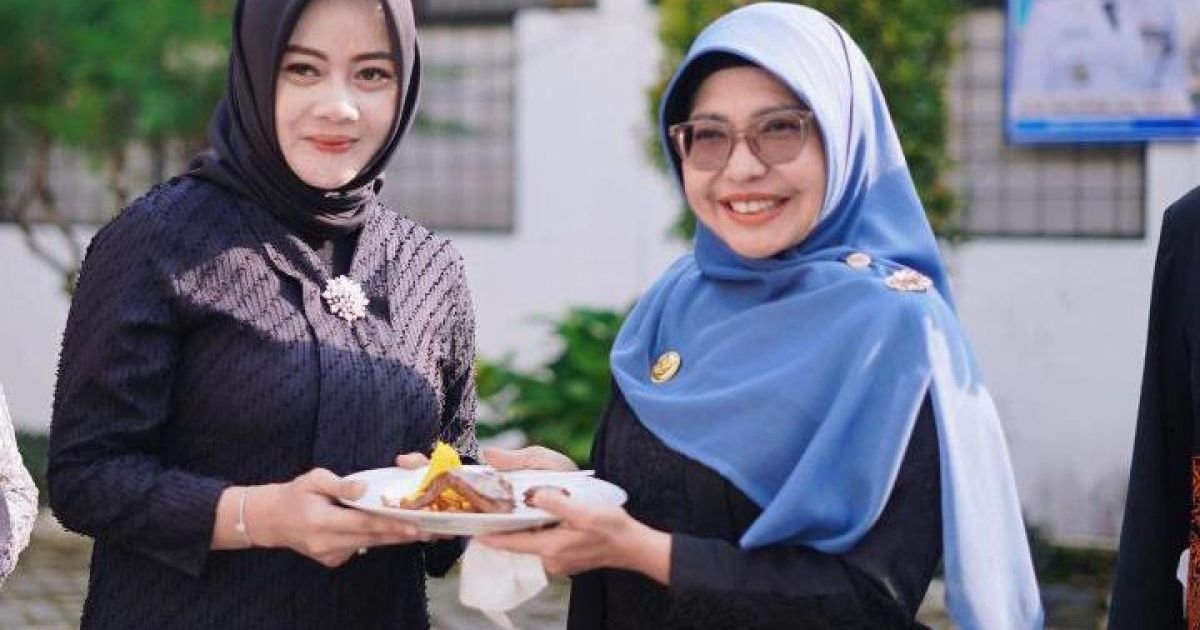 Peringatan Hari Kartini, Ketua GOW Pandeglang Terima Tumpeng dari Bupati
