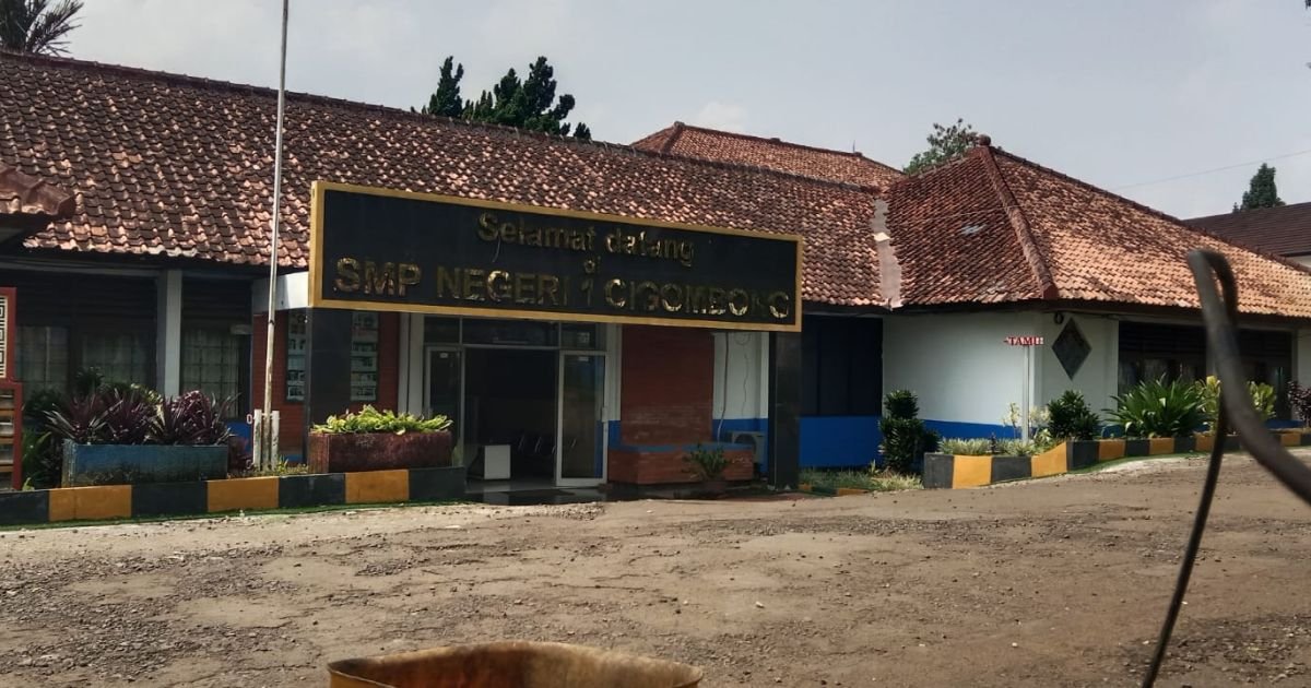 Ket Foto  : Bangunan depan SMPN 01 Cigombong Kecamatan Cigombong Kabupaten Bogor terlihat kumuh dan tidak dirawat