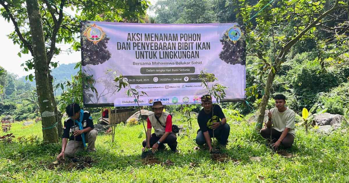 Sejumlah Pemuda Kecamatan Pamijahan, Menjaga Hulu Sungai, Merawat Masa Depan